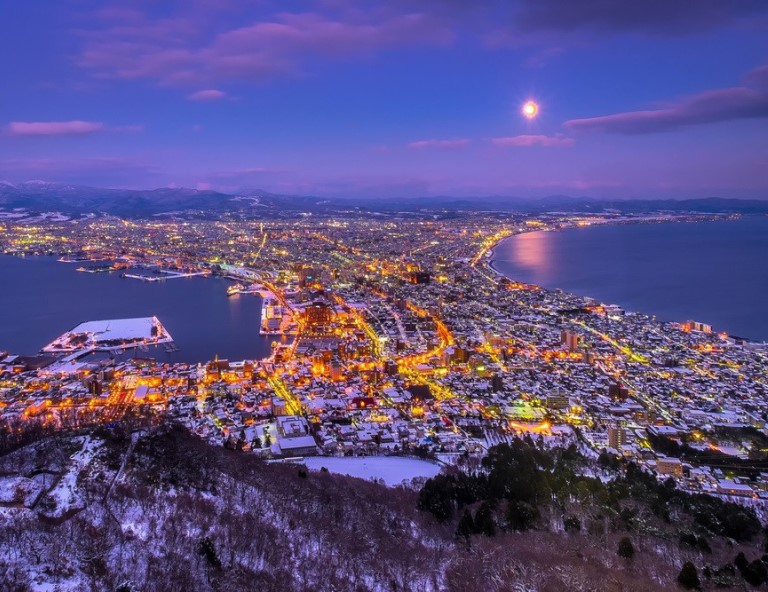 【星戀北海道】札幌燈樹節．函館夜景．萌企鵝x熊牧場．小樽運河．冰釣戲雪５天