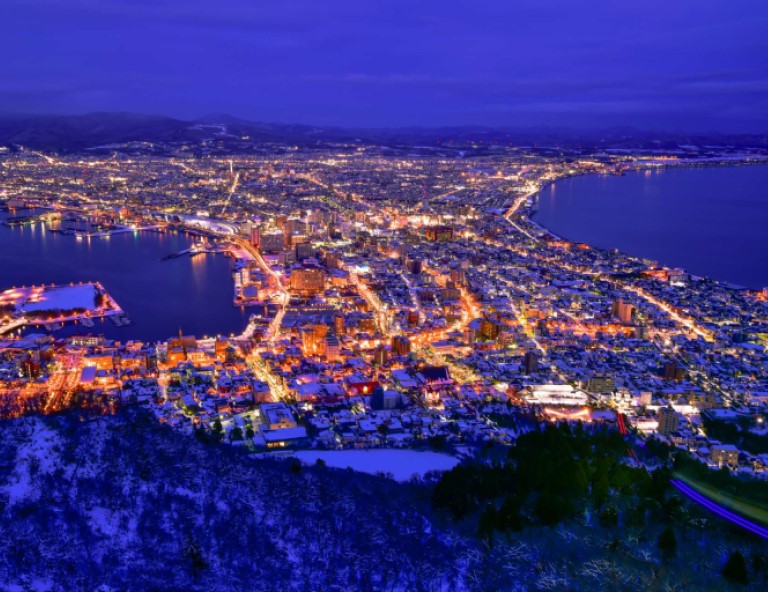 【北海道幸福選】函館夜景．萌企鵝x熊牧場．小樽．冰釣公魚．戲雪趣．溫泉5天