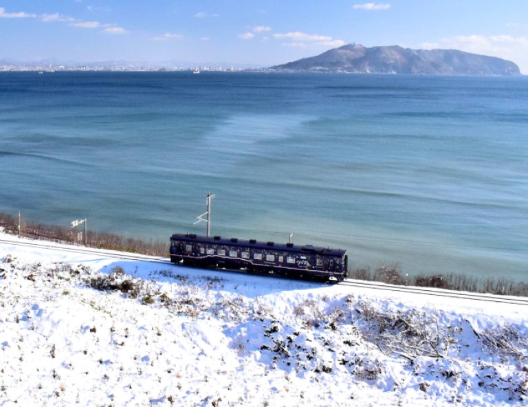 【雪戀北海道】函館夜景．企鵝雪漫步．雪見列車．浪漫小樽．戲雪趣．名湯饗宴5天