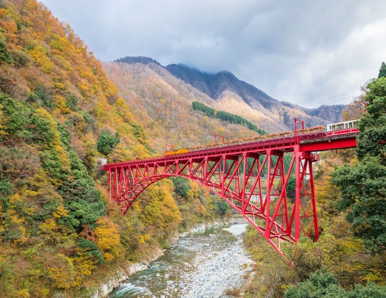 【秋遊北陸】立山黑部．峽谷鐵道．秘境上高地．童話合掌村．兼六園．雙溫泉6天