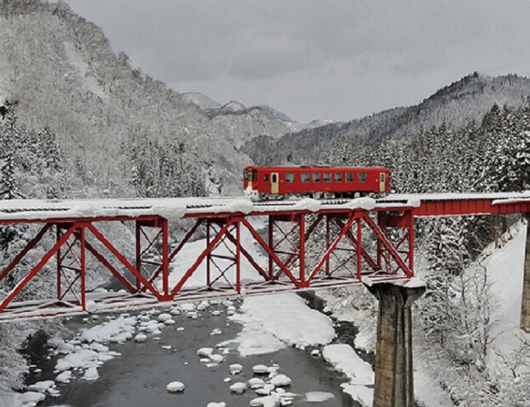 【限定優惠】男鹿半島．秋田內陸鐵道．奧入瀨溪流．小岩井彩燈季．名湯雙溫泉 4天