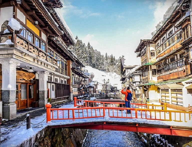 【東北賀歲】藏王樹冰．津輕暖爐列車．銀山溫泉街．螃蟹吃到飽．戲雪三溫泉 5天