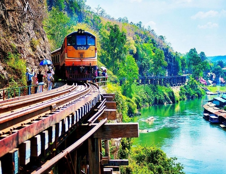 【駿馬迎春~泰北碧長頸鹿５天】吉普車網美．叢林大象竹筏．夜遊湄南河．白蘭花號．四面佛．無購物|泰航