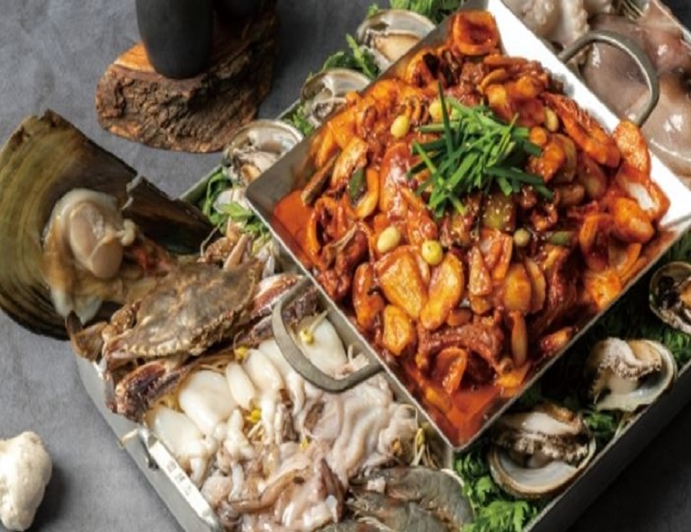 【長榮首爾金馬報喜】樂天世界．採草莓．韓屋村．歡樂飆雪4天(2/14、2/15出發)